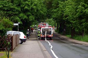 Bild: Mit Hilfe des Schlauchwagens wurde die Wasserversorgung über mehrere hundert Meter aufgebaut