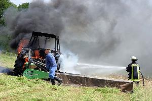 Bild: Brand einer landwirtschaftlichen Zugmaschine im Ortsteil Humes