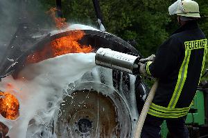 Bild: Löschen der Zugmaschine unter Einsatz von Löschschaum