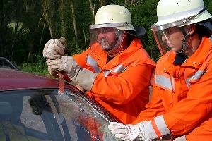 Bild: Mitglieder des Löschbezirks Hierscheid übten die Rettung von Verletzten aus einem verunfallten PKW