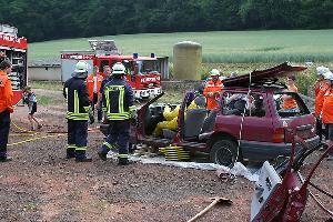 Bild: Mitglieder des Löschbezirks Hierscheid übten die Rettung von Verletzten aus einem verunfallten PKW