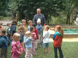 Bild: BM Guido Kuhn lässt die Kinder mit Wasser spritzen