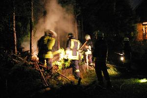 Bild: Mehrere Fichten brannten hinter einem Anwesen in der Eiweilerstra&amp;szlig;e