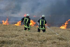 Bild: Auf einer Fläche von circa einem Hektar brannte Stroh und einige Rundballen auf dem Wackenberg