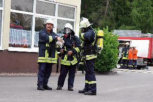 Bild: Ein Trupp mit Atemschutzgeräten erhält seinen Auftrag