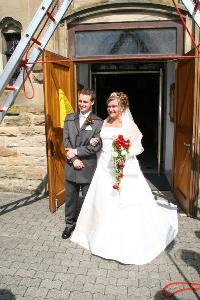 Bild: Annika &amp;amp; Frank vor der Kirche