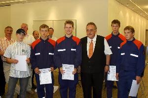 Bild: Aus der Jugendfeuerwehr in die aktive Wehr übernommen wurden Steven Uhrhan, Thomas Hofstetter, Philipp Tinne, Pascal Kirscht, Andreas Augstein, Florian Simon und Kai Munsch