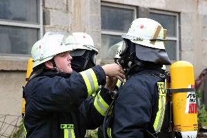 Bild: Vorbereiten für den Atemschutzeinsatz