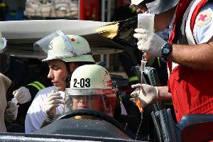 Bild: Vor dem Befreien des eingeklemmten Fahrers stabilisieren Rettungsdienst und Notarzt den Zustand des Patienten