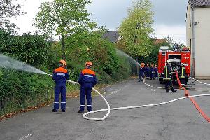 Bild: Bereits nach kurzer Zeit beginnt der Feuerwehrnachwuchs mit den Löscharbeiten