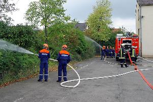 Bild: Bereits nach kurzer Zeit beginnt der Feuerwehrnachwuchs mit den L&amp;ouml;scharbeiten