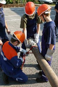 Bild: Anbringen der Halteleine an der Saugleitung