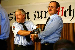 Bild: Löschbezirksführer Felix Becker und Wehrführer Hermann Josef Recktenwald als Glücksfee bei der Tombola