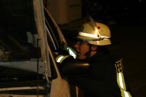Bild: Betreuung des verunfallten Fahrer durch einen Feuerwehrmann