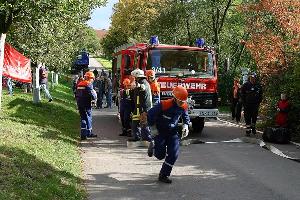 Bild: Gekonnt bauten die Jugendlichen vor zahlreichen Zuschauern einen Löschangriff auf
