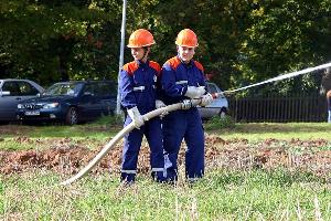 Bild: Wasser marsch! Mit drei Rohren bekämpften die Jugen und Mädchen der Jugendfeuerwehr den imaginären Brand