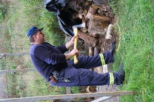 Bild: Holzhacken für das Spiessbratenfeuer