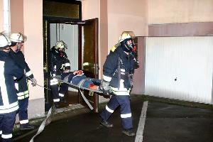 Bild: Unter dem Einsatz von Atemschutzgeräten retteten die Einsatzkräfte beider Löschbezirke die Eingeschlossenen