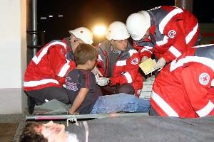 Bild: Sanitäter der DRK-Ortsvereine Humes und Wiesbach kümmerten sich um die Verletzten