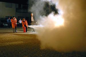 Bild: Einmal selbst mit einem Feuerlöscher einen Brand löschen, das konnten die Teilnehmer auf dem Hof der Feuerwehr üben