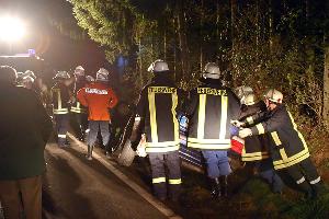 Bild: Die Feuerwehr richtete das Fahrzeug wieder auf und beseitigte Unfalltrümmer von der Straße