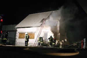 Bild: Starke Rauchentwicklung in einem Wohnhaus: Die L&amp;ouml;schbezirke Bubach-Calmesweiler und Eppelborn konnten unter realistischen Bedingungen &amp;uuml;ben