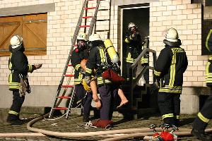Bild: Eine Person wird aus dem Brandhaus gerettet