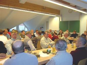 Bild: Der vollbesetzte Schulungsraum des Feuerwehrgerätehauses in Wiesbach (Foto: Lbz. Wiesbach)