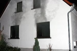 Bild: Dichter Rauch drang aus den Fenster des Wohnhauses