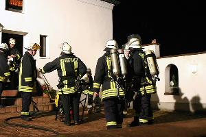 Bild: Mit Atemschutzgeräten mussten die Feuerwehr in das völlig verqualmte Gebäude vorgehen