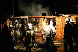 Bild: Ein Teil der Hütte, in dem Geräte und Werkzeuge untergebracht waren, konnte vor den Flammen gerettet werden