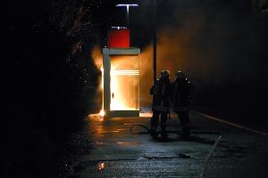 Bild: Ein Warteh&amp;auml;uschen brannte am Abend des 18. Februar 2006 am Bahnhof in Dirmingen
