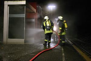 Bild: Mit Atemschutzgeräten schützen sich die Feuerwehrleute vor dem Brandrauch