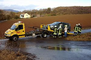 Bild: Das liegengebliebene Fahrzeug musste zuerst zurück auf die befestigte Straße geschleppt werden, ehe es dem ADAC übergeben werden konnte (Foto: Heike Blum)