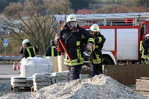Bild: Feuerwehrm&amp;auml;nner, ausger&amp;uuml;stet mit Atemschutzger&amp;auml;ten auf dem Weg zum Einsatz