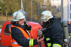 Bild: Noch einmal wird der Druck der Atemluftflaschen vor dem Einsatz geprüft