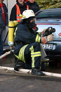 Bild: Feuerwehrmann, ausger&amp;uuml;stet mit Atemschutz und Hohlstrahlrohr