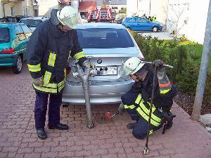 Bild: Ein parkendes Fahrzeug &amp;uuml;ber einem Wasserhydranten. L&amp;ouml;schwasser kann hier nicht entnommen werden, wertvolle Rettungszeit geht verloren