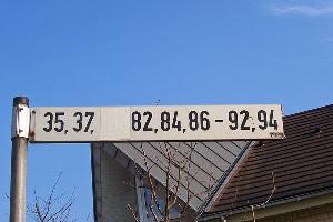 Bild: Ein unregelmäßiger Hausnummernverlauf ist für Rettungskräfte nicht sehr übersichtlich, gerade auch bei Dunkelheit. Deshalb unbedingt an Einweisen denken