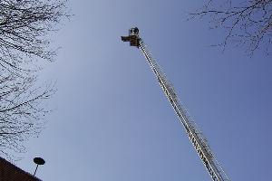 Bild: Gewöhnungsbedürftig: Der Aufenthalt im Korb der Drehleiter in rund 30 Metern Höhe