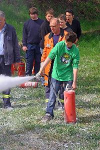Bild: An einem Übungsfeuer konnten die Schülerinnen und Schüler den richtigen Einsatz eines Feuerlöschers trainieren