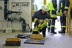 Bild: Die pneumatischen Hebekissen, die zum Anheben der Betonplatte benötigt werden, werden vorbereitet