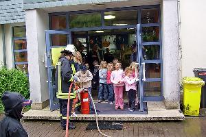 Bild: Feuerlöschen mit der Kübelspritze machte den Jungen und Mädchen viel Spaß