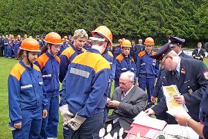 Bild: Landrat Dr. Hinsberger verlieh das Leistungsspangen-Abzeichen an die erfolgreichen Gruppen