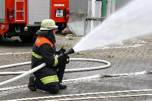 Bild: Einstellen des Hohlstrahlrohrs. Die richtige Wahl der Wassermenge und des Austrittswinkels ist entscheidend für den schnellen Löscherfolg