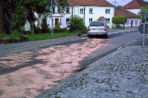 Bild: Die Feuerwehr musste auf einer Länge von fast 50 Metern Öl aufnehmen, nachdem an diesem silberfarbene Mercedes beim Überfahren einer Verkehrsinsel die Ölwanne beschädigt wurde
