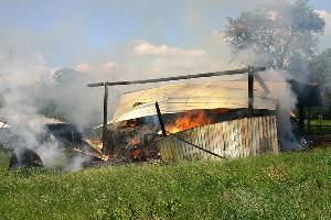 Bild: Zeitweilig wurden Kinder in der brennenden Scheune vermutet (Foto: Heike Blum)