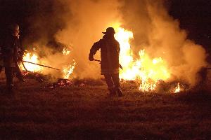 Bild: Insgesamt brannten drei gro&amp;szlig;e Rundballen auf einem Feld zwischen Wustweiler und Humes