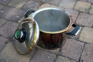 Bild: Die Ursache der starken Rauchentwicklung: Ein Topf mit überhitztem Öl