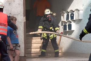 Bild: Nur mit Atemschutzgeräte war ein Vorgehen in die Kellerräume möglich